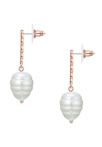 Rosen guld dråbeøreringe med en ribbet hvid perlependant i rund form og kugleaccent, sikret med en klar bag