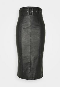 Czarna skórzana spódnica ołówkowa z wysokim stanem, szerokim paskiem z prostokątną klamrą oraz pionowymi szwami z przodu.