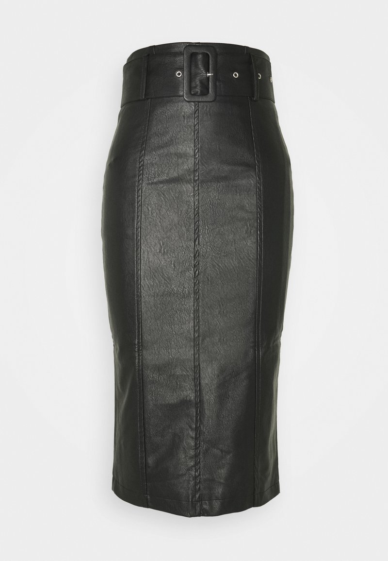 Czarna skórzana spódnica ołówkowa z wysokim stanem, szerokim paskiem z prostokątną klamrą oraz pionowymi szwami z przodu.