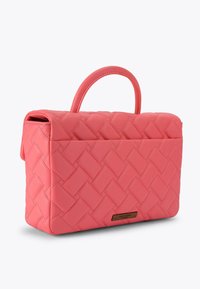Borsa a tracolla rosa trapuntata con una forma strutturata, dotata di manico superiore, texture liscia e un accento metallico del marchio sul fronte.
