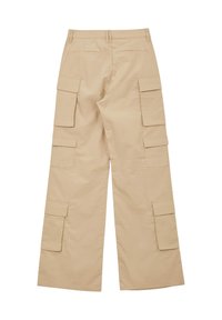 Beige Cargo-Hosen mit weitem Bein, mehreren Seitentaschen und einer glatten, baumwollähnlichen Textur. Die Rückseite hat zwei flache Taschen.