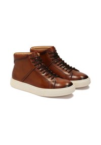 Zapatillas altas de cuero marrón con un acabado suave, que cuentan con cordones negros, puntera redonda y una suela de goma blanca.