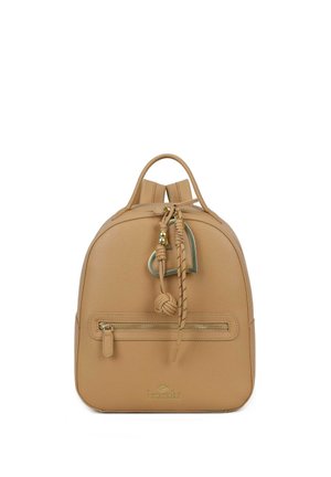 Zaino in pelle marroncino con tasca frontale con zip, charm decorativo a forma di cuore e nappine in pelle annodate, marchiato "Braccialini" al centro in basso.