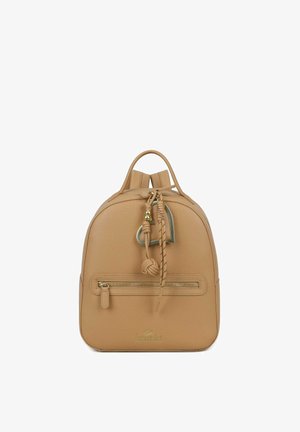 Zaino in pelle marroncino con tasca frontale con zip, charm decorativo a forma di cuore e nappine in pelle annodate, marchiato "Braccialini" al centro in basso.