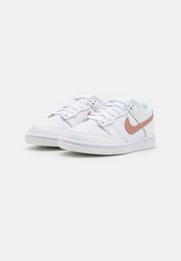 Nike Sportswear DUNK LOW - Sapatilhas - white/metallic red bronze/summit white