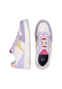 Zapatillas multicolores en lavanda, blanco y amarillo. Materiales de cuero y textil. Diseño clásico con cordones. Suela de goma. Acentuadas con rosa.
