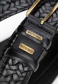 Schwarzer gewebter Leder-Gürtel mit goldfarbenen Metallakzenten. Verfügt über rechteckige WITTCHEN-Logo-Platten und eine einfache rechteckige Schnalle.