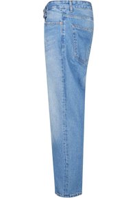Vaqueros de denim azul claro con un corte relajado, que presentan una pierna recta, bolsillos traseros y un desvanecimiento sutil. Fabricados con una mezcla de algodón.