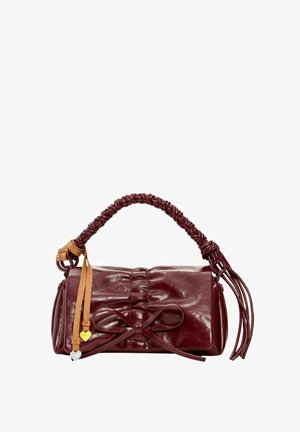 Burgundijos spalvos odinė rankinė su pintu rankena, priekyje esantis kaspino detalė ir rusvos odos dirželiai su mažomis širdelės formos pakabukais.