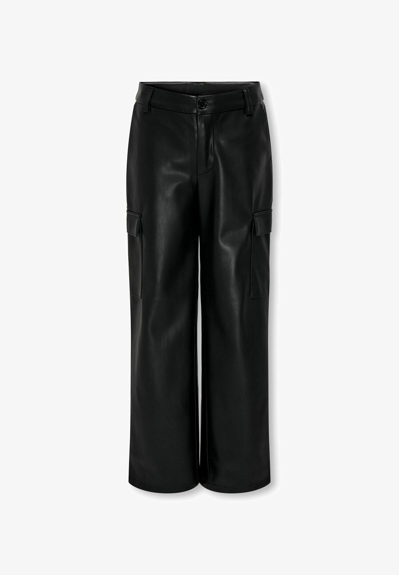 Čierne široké nohavice zo syntetickej kože s nákladnými vreckami, predným zapínaním na gombíky a klopovými vreckami na oboch stehnách.
