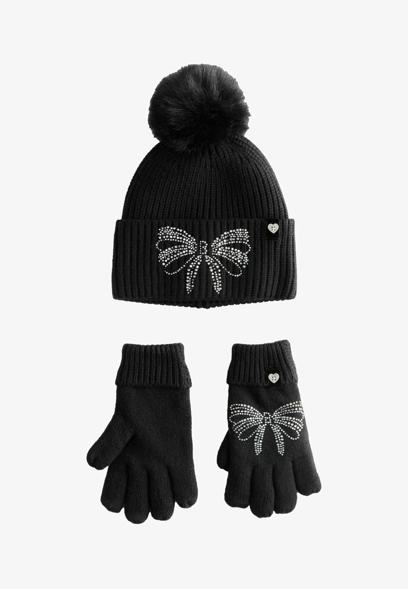 Gorro de punto negro con pompón y diseño de mariposa de strass; acompañado de guantes a juego que presentan un acento de mariposa similar.