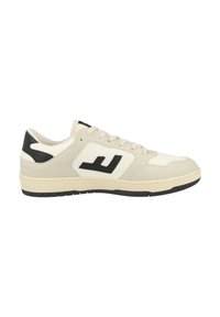 Sneaker low-top bianche e nere con parte superiore in pelle, suola testurizzata e un grande logo di lato. Presentano un design con lacci.
