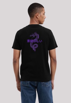 Schwarzes Baumwoll-T-Shirt mit einem lila Drachenmotiv und japanischem Text auf der Rückseite. Kurze Ärmel und klassischer Schnitt.