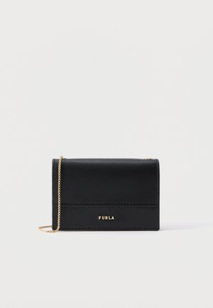 Czarny skórzany portfel Furla z złotym paskiem łańcuszka i małym złotym logo z przodu na białym tle.