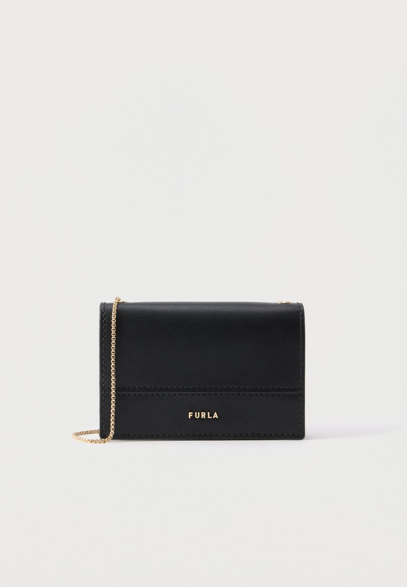 Μαύρο δερμάτινο πορτοφόλι Furla με χρυσό αλυσίδα και μικρό χρυσό λογότυπο μπροστά σε λευκό φόντο.
