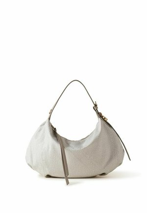 Sac à épaule gris clair à texture douce avec une seule bandoulière et deux fines pampilles en cuir suspendues au bord supérieur.