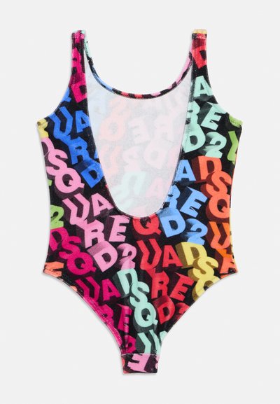 Maillot de bain une pièce avec un dos échancré en forme de U, orné de lettres et chiffres multicolores superposés sur un fond noir.
