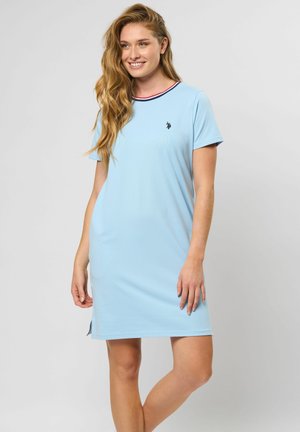Svetlo modré tričko-dress s krátkymi rukávmi a okrúhlym výstrihom, s červeno-bielym prúžkovaným lemovaním a malým vyšitým logom na hrudi.