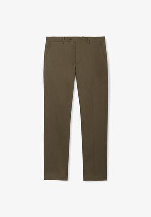 Olivově zelené upravené kalhoty s poutky na pásek, bočními kapsami, předním knoflíkem a zapínáním na zip, zobrazené rozložené na bílém pozadí.