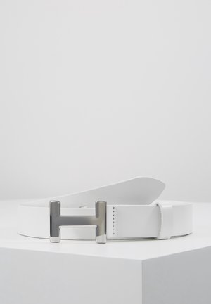 Hvidt læderbælte med en poleret sølvfarvet rektangulær "H" spænde, vist på en hvid overflade mod en hvid baggrund.