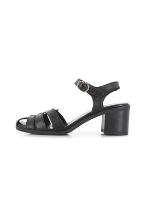 Las sandalias de tacón de cuero negro presentan un diseño con tiras, con una correa en el tobillo y un hebilla. El tacón es de forma bloque y tiene una superficie texturizada.