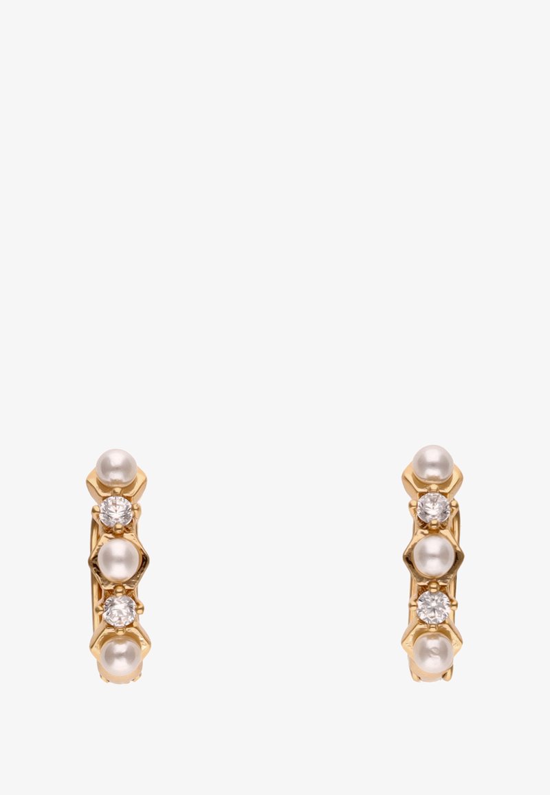 Złote kolczyki z trzema białymi perłami i dwoma przezroczystymi kamieniami szlachetnymi, o eleganckim designie i gładkiej teksturze.