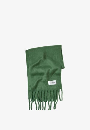 Écharpe en laine verte avec une texture douce, des bords frangés et une étiquette blanche avec "ARCTIC FOX" brodée sur un côté.