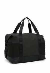 Borsa da viaggio nera con un'esterno testurizzato, manici doppi e fondo opaco a contrasto. Presenta una chiusura con zip e una tasca laterale per ulteriore spazio di archiviazione.
