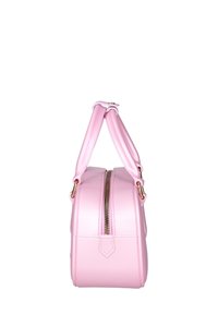 Sac en simili cuir rose avec base arrondie, doubles poignées et fermeture éclair dorée. Texture lisse et design minimaliste.