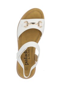 Sandali bianchi con tomaia in sintetico liscio, dettagli in metallo dorato, design con cinturino largo e soletta beige imbottita.