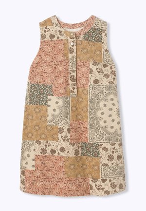 Robe sans manches patchwork avec motifs floraux et cachemire mélangés dans des tons beige, moutarde, vert et rouille, avec une patte de boutonnage sur le devant.
