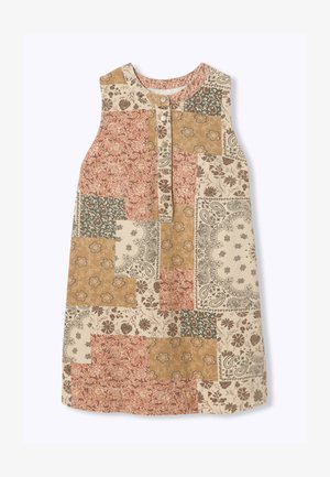 Robe sans manches patchwork avec motifs floraux et cachemire mélangés dans des tons beige, moutarde, vert et rouille, avec une patte de boutonnage sur le devant.