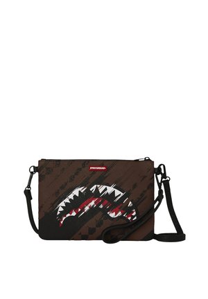 Borsa a tracolla marrone con tracolla nera, con grafica di una bocca di squalo stilizzata rossa, bianca e nera e l'etichetta rossa "Sprayground".