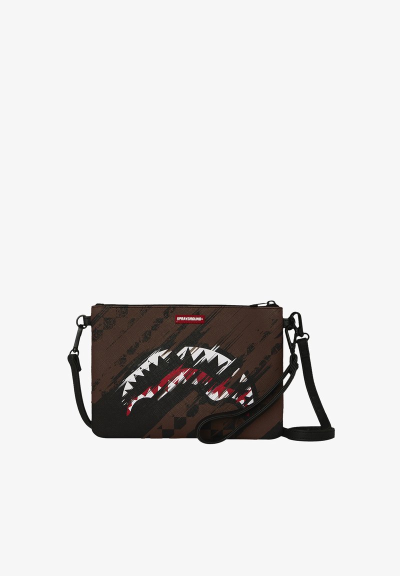 Sac bandoulière marron avec une sangle noire, représentant un graphique d’une bouche de requin stylisée rouge, blanche et noire et une étiquette rouge « Sprayground ».