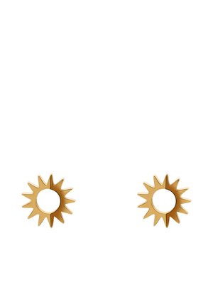 Paar kleine goldene Ohrringe in Form von Sonnen mit spitzen Strahlen, die um kreisförmige Mittelpunkte auf weißem Hintergrund strahlen.