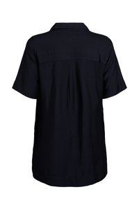 Kurzärmlige Bluse in dunklem Marineblau mit Kragen, strukturiertem Stoff, Faltendetail am Rücken und einem abgerundeten Saum.