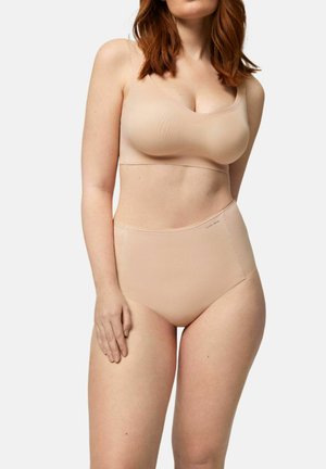 Conjunto de sujetador sin relleno y bragas de cintura alta hechas de tela suave y elástica. Ambas piezas presentan una textura acanalada sutil y un diseño minimalista.