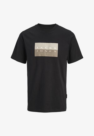 Fekete rövid ujjú környakú póló bézs színű, téglalap alakú logóval a mellkasán, amelyen a "JACK & JONES" felirat olvasható.