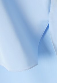 Tessuto azzurro chiaro, liscio, in una forma fluida, che mostra una leggera lucentezza e bordi senza cuciture con una morbida caduta.