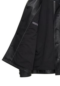 Zwarte leren jas met een gestructureerde buitenkant, contrasterende zwarte voering, knoopsluitingen en stikselaccenten. Interne zakken zichtbaar.