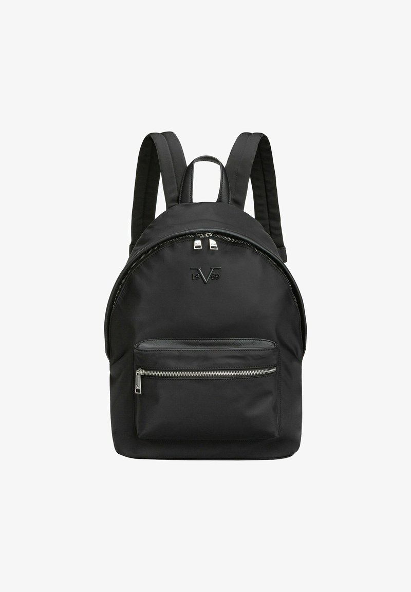 Schwarzer Nylon-Rucksack mit verstellbaren Trägern, runder Form, äußerer Reißverschlusstasche und geprägtem Logo-Detail auf der Vorderseite.