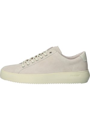 Hellebeige Wildledersneaker mit einem flachen Design, runder Spitze, hellfarbiger Sohle und kontrastierenden strukturierten Akzenten an der Ferse.