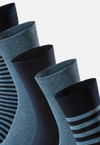 Cinque paia di calzini in diverse tonalità di blu, caratterizzati da colori solidi e motivi a righe, realizzati in un tessuto testurizzato con polsini a coste.
