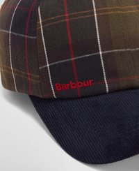 Gorro xadrez com tons de castanho, verde e vermelho, apresentando uma aba de corduroy azul marinho. Logótipo "Barbour" bordado em vermelho na frente.