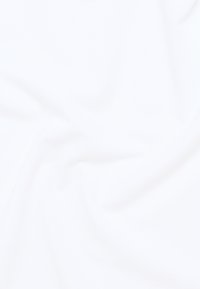 Hvidt stof med en glat, blød tekstur, der har subtile folder og rynker, hvilket indikerer let materiale. Ingen mønstre eller dekorationer synlige.