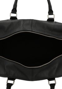 Otevřená černá kožená kabelka se stříbrným zipem a dvěma uchy, která odhaluje svůj prázdný interiér na bílém pozadí.