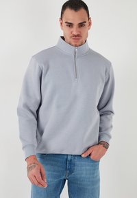 Unselected, light grey