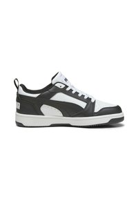 Tenisi alb-negru din materiale din piele și materiale sintetice, cu un design de tip low-top, accente texturate și un logo distinct.