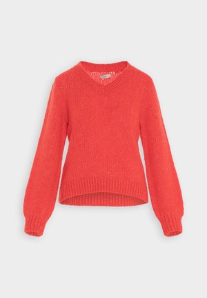 Czerwony sweter dziany z dekoltem w serek, długimi rękawami oraz ściągaczami na mankietach i dole, przedstawiony na jednolitym jasnym tle.