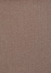 Tela textil de color marrón rojizo apagado con un patrón texturizado de rayas verticales en la superficie.